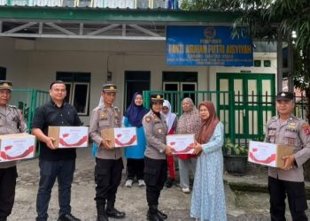 Kapolsek Siantar Utara IPTU Nana Sandra SH bersama personil berikan tali asih ke Panti Asuhan Putri Aisyiyah