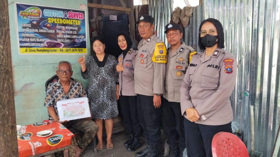 Personil Polsek Siantar Barat Berikan Bansos Kepada Warga Membutuhkan