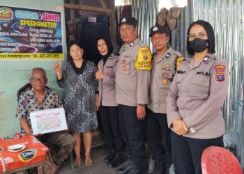 Personil Polsek Siantar Barat Berikan Bansos Kepada Warga Membutuhkan