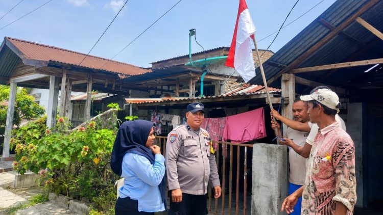 Polsek Datuk Bandar Ajak Warga Pasang Bendera Merah Putih