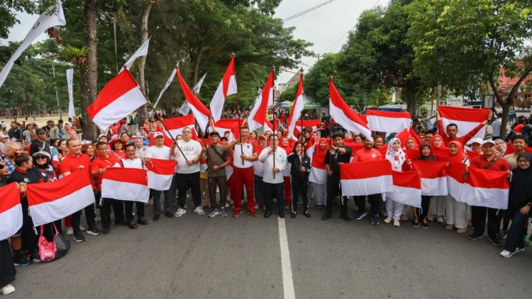 Wali Kota Pematangsiantar Wesly Silalahi SH MKn dan Ketua TP PKK Ny Liswati Wesly Silalahi hadiri acara Car Free Day (CFD) Rangkaian HUT ke-81 Kemerdekaan RI di kawasan Lapangan Adam Malik.