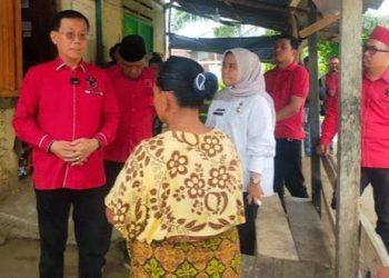Ketua DPC PDI Perjuangan Kota Medan, Hasyim, SE yang juga anggota DPRD Sumut menyambangi kediaman Ani Br Sitohang (Foto Ist)