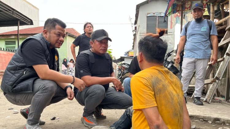 Barak narkoba di bantaran Rel Kereta Api Tembung yang merupakan jalur kereta api bandara digerebek dan tangkap tiga pelaku. (Foto Ist)