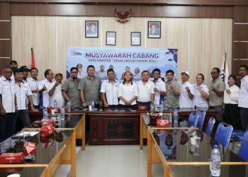 Ketua terpilih SMSI Pematangsiantar - Simalungun Rivay Bakkara dan anggota photo bersama Ketua SMSI Sumut Erris Julietta Napitupulu dan jajaran
