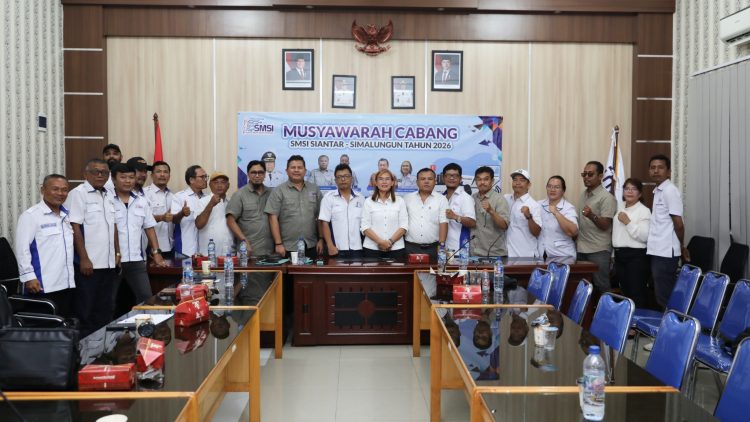 Ketua terpilih SMSI Pematangsiantar - Simalungun Rivay Bakkara dan anggota photo bersama Ketua SMSI Sumut Erris Julietta Napitupulu dan jajaran