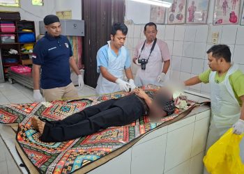 Jenajah korban PPD saat diruangan jenajah RSUD dr Djasamen Saragih