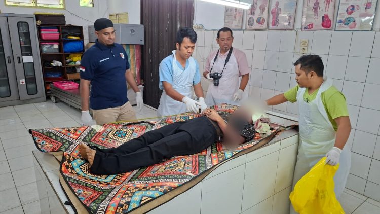 Jenajah korban PPD saat diruangan jenajah RSUD dr Djasamen Saragih