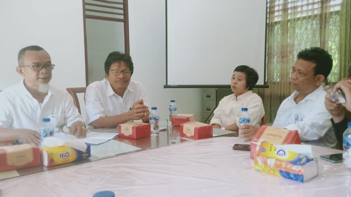 Ketua Panitia Pemilihan Rektor USI, Marulam MT. Simarmata SP. M.Si didampingi Sekretaris Drs. Berlian R. Turnip M.Pd dan anggota Netty Mewahaty Simbolon SH. MH