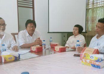 Ketua Panitia Pemilihan Rektor USI, Marulam MT. Simarmata SP. M.Si didampingi Sekretaris Drs. Berlian R. Turnip M.Pd dan anggota Netty Mewahaty Simbolon SH. MH