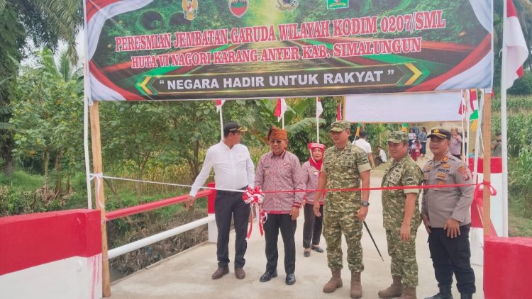 Kapolsek Gunung Malela AKP Hengky Siahaan SH. MH mewakili Kapolres Simalungun hadiri peresmian serentak Jembatan Garuda di Huta VI Nagori Karang Anyer,