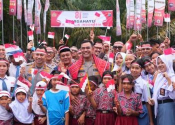 Kapolda Sumut Irjen Pol Whisnu Hermawan Februanto dan Kapolrestabes Medan Jean Calvijn Simanjuntak saat peresmian 7 Jembatan Merah Putih Presisi. (Foto Ist)