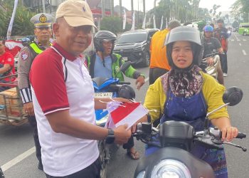 Wakapolres Pematangsiantar KOMPOL Budiono Saputro, SH. MH Bagikan Bendera Merah Putih kepada Masyarakat