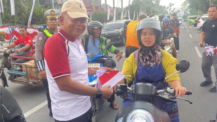 Wakapolres Pematangsiantar KOMPOL Budiono Saputro, SH. MH Bagikan Bendera Merah Putih kepada Masyarakat