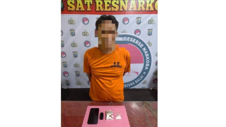 Tersangka IE alias Iw dan barang bukti