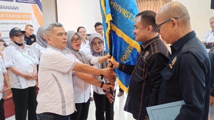 Ketua PWI Kota Pematangsiantar Periode 2026-2029 bersama Sekretaris Netty Herawati dan Bendahara Pardamean Pasaribu saat dikukuhkan Ketua PWI Provinsi Sumut Farianda Putra Sinik