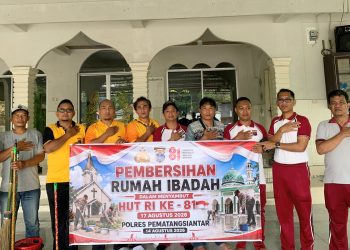 Personil Sat Reskrim saat membersihkan Mesjid Al- Musyawara Jalan Flores