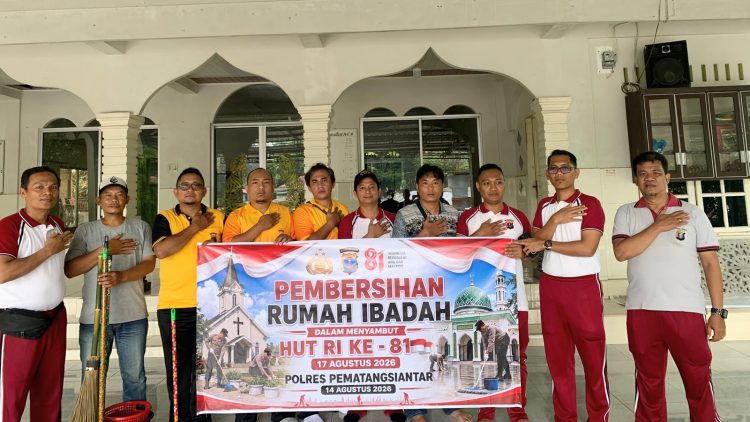 Personil Sat Reskrim saat membersihkan Mesjid Al- Musyawara Jalan Flores