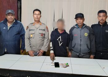 Pelaku NT alias Karnas dan barang bukti diapit Kapolsek Dolok Silau M. Nasir Daulay, SH dan personil