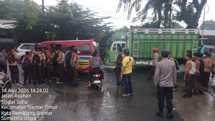 Personil Polsek Siantar Timur Montoring Cegah Tawuran Pelajar di SMK Negeri 2
