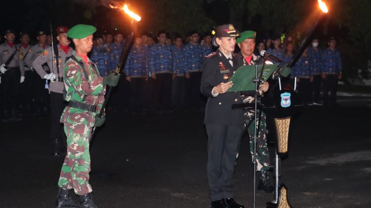 Kapolres Pematangsiantar AKBP Sah Udur T.M. Sitinjak SH. SIK. MH pimpin langsung apel kehormatan dan renungan suci