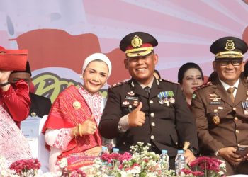 Kapolres Simalungun AKBP Marganda Aritonang, S.H. S.I.K. M.M didampingi Ketua Bhayangkari Cabang Simalungun Ny. Nanik M. Aritonang hadiri upacara HUT Ke 81 RI