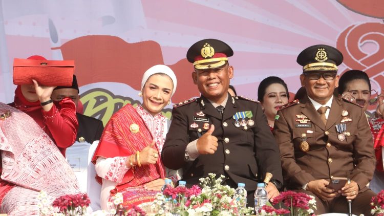 Kapolres Simalungun AKBP Marganda Aritonang, S.H. S.I.K. M.M didampingi Ketua Bhayangkari Cabang Simalungun Ny. Nanik M. Aritonang hadiri upacara HUT Ke 81 RI