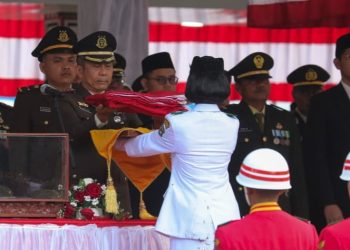 Kajari Kota Pematangsiantar Erwin Purba SH menjadi Irup Penurunan Bendera Merah Putih di Lapangan Adam Malik