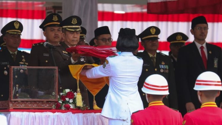 Kajari Kota Pematangsiantar Erwin Purba SH menjadi Irup Penurunan Bendera Merah Putih di Lapangan Adam Malik