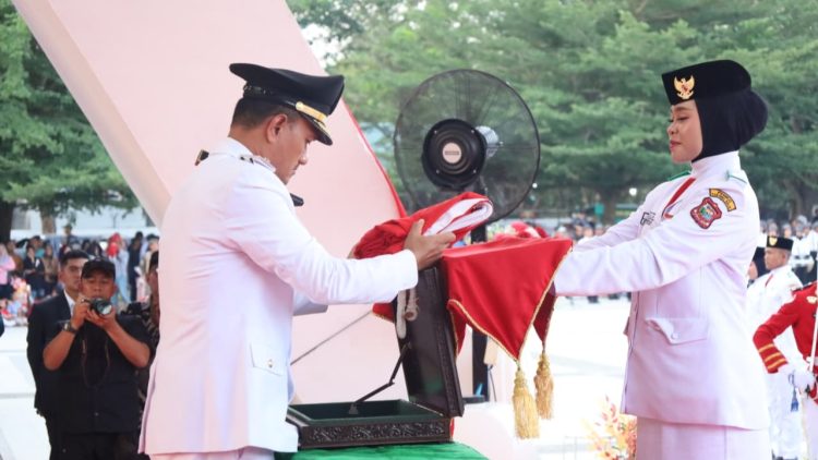 Wali Kota Tanjungbalai Mahyaruddin Salim Pimpin Upacara Penurunan Bendera