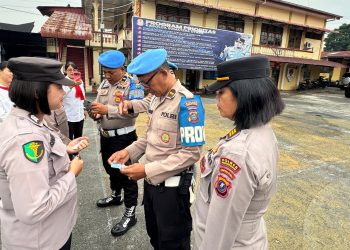 Pakor Polwan AKP Jahrona Sinaga SH didampingi Personil Propam saat periksa kelengkapan Polwan