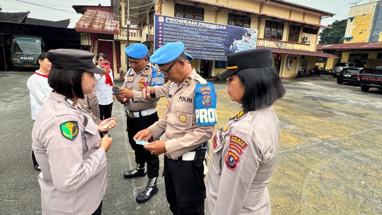 Pakor Polwan AKP Jahrona Sinaga SH didampingi Personil Propam saat periksa kelengkapan Polwan