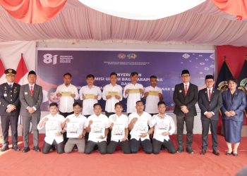 Wali Kota Tanjungbalai Mahyaruddin Salim dan Kalapas Kelas IIB TBA Refin Tua Simanullang serahkan resmisi secara simbolis kepada warga binaan