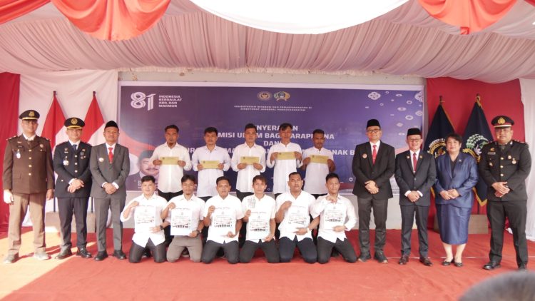 Wali Kota Tanjungbalai Mahyaruddin Salim dan Kalapas Kelas IIB TBA Refin Tua Simanullang serahkan resmisi secara simbolis kepada warga binaan