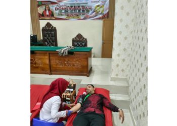 Advokat Eljones Simanjuntak saat donor darah di PN Pematangsiantar