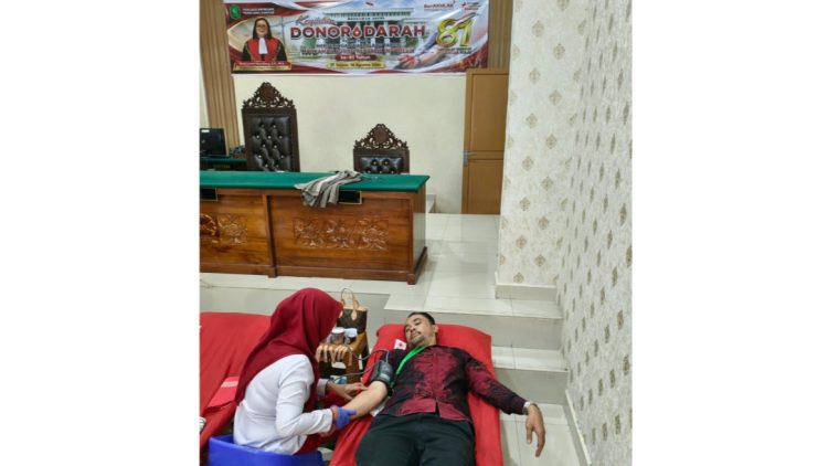 Advokat Eljones Simanjuntak saat donor darah di PN Pematangsiantar
