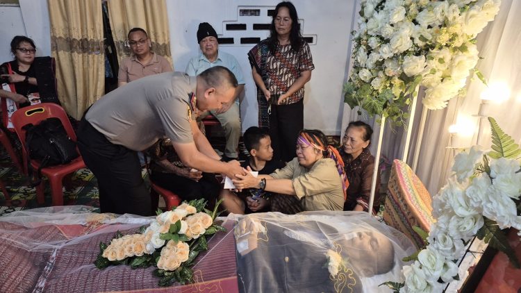 Kapolsek Teluk Nibung AKP SRT Siburian, S.H memimpin rombongan melayat ke rumah duka almarhum IPDA Hutreind Simorangkir
