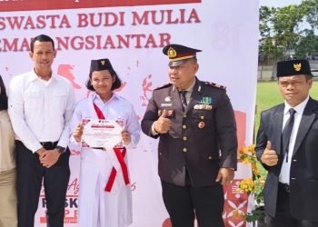 Kapolsek Siantar Marihat AKP David Eka Putra SH serahkan piagam kepada siswi anggota Paskibra didampingi orangtuanya
