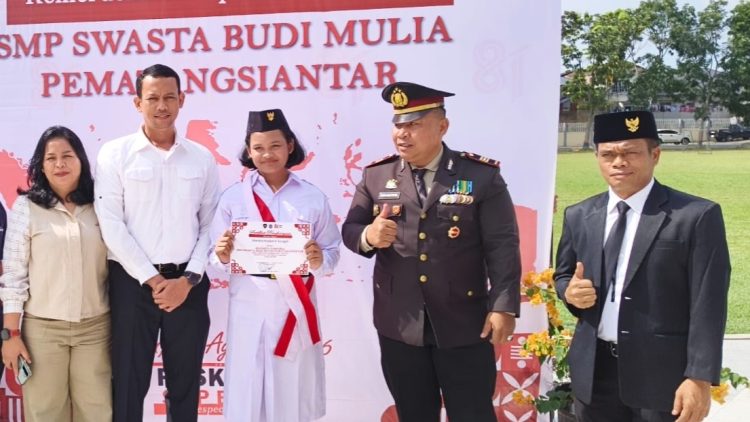 Kapolsek Siantar Marihat AKP David Eka Putra SH serahkan piagam kepada siswi anggota Paskibra didampingi orangtuanya