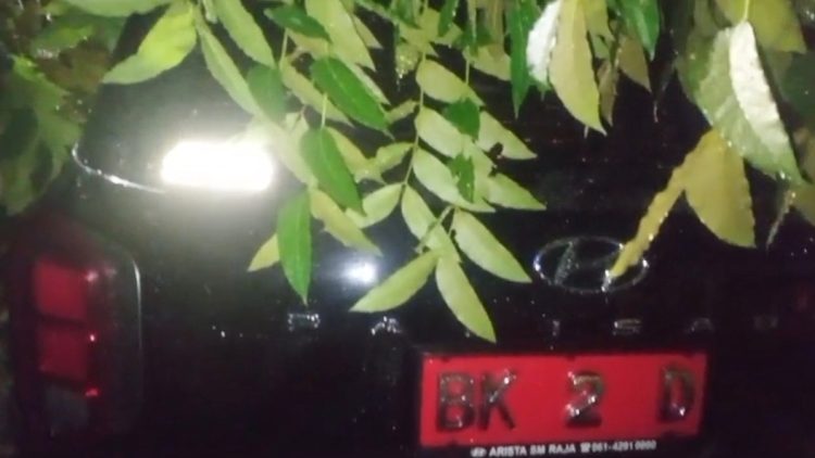 Mobil dinas Ketua DPRD Kota Medan, Wong Chung Sen Tarigan tertimpa pohon akibat hujan dan angin kencang. (Foto Ist)