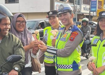 Polwan Polres Pematangsiantar Bagikan Bunga dan Coklat Kepada Warga Tertib Lalu Lintas