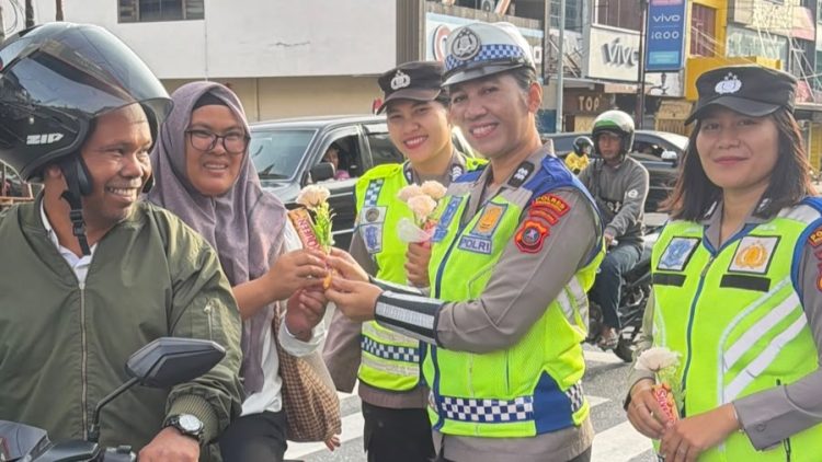 Polwan Polres Pematangsiantar Bagikan Bunga dan Coklat Kepada Warga Tertib Lalu Lintas
