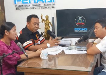 Hotlin Br Situmorang istri LS bersama kuasa hukum Paris Dakkar Sitohang, SH dan praktisi hukum Sumut Dwi Ngai Sinaga, SH, MH. (Foto Ist)