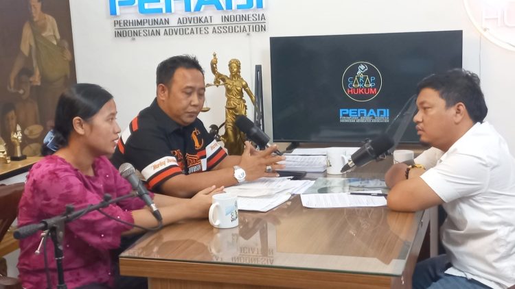Hotlin Br Situmorang istri LS bersama kuasa hukum Paris Dakkar Sitohang, SH dan praktisi hukum Sumut Dwi Ngai Sinaga, SH, MH. (Foto Ist)