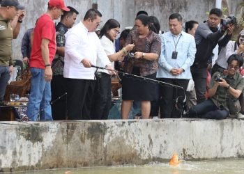 Wali Kota Pematangsiantar Wesly Silalahi SH MKn didampingi Ketua TP PKK Kota Pematangsiantar Ny Liswati Wesly Silalahi ikuti lomba mancing