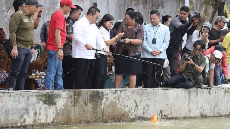 Wali Kota Pematangsiantar Wesly Silalahi SH MKn didampingi Ketua TP PKK Kota Pematangsiantar Ny Liswati Wesly Silalahi ikuti lomba mancing
