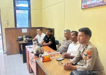 Kasi Humas AKP Verry Purba SH bersama anggota Humas