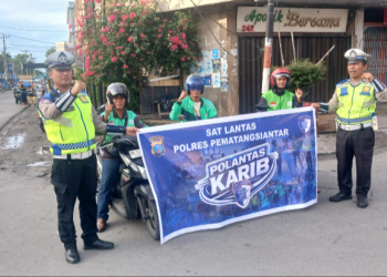 personil Unit Kamsel melaksanakan kegiatan Binluh Dikmas Lantas kepada Pengendara Gojek