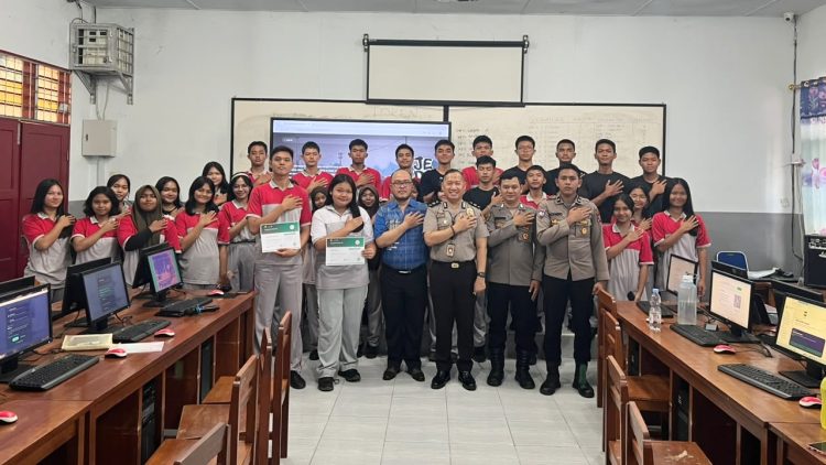KBO Sat Samapta IPTU Pitra Jaya SP SH dan personil saat Sosialisasi Program Paham AI kepada SMA/i SMA/SMK/MA Sederajat di Kecamatan Siantar Timur