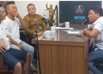 Korban dugaan penembakan brutal di Tanjung Morawa didampinggi penasehat hukum Bambang Samosir, SH, MH dan praktisi hukum sekaligus Ketua DPC Peradi Kota Medan, Dwi Ngai Sinaga, SH, MH. (Foto Romulo Sinaga/jurnalx.co.id)