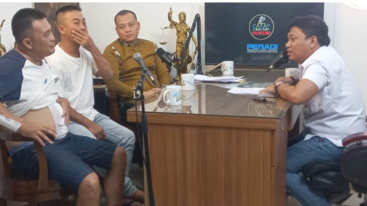 Korban dugaan penembakan brutal di Tanjung Morawa didampinggi penasehat hukum Bambang Samosir, SH, MH dan praktisi hukum sekaligus Ketua DPC Peradi Kota Medan, Dwi Ngai Sinaga, SH, MH. (Foto Romulo Sinaga/jurnalx.co.id)